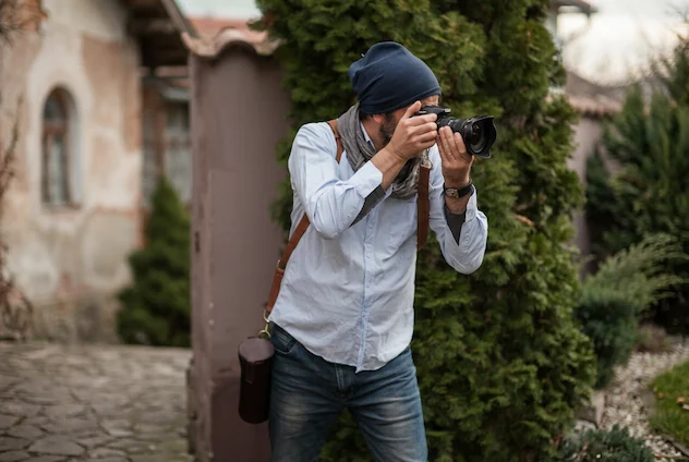 Photographer taking photos, using image search AI to protect image copyrights and track unauthorized photo use